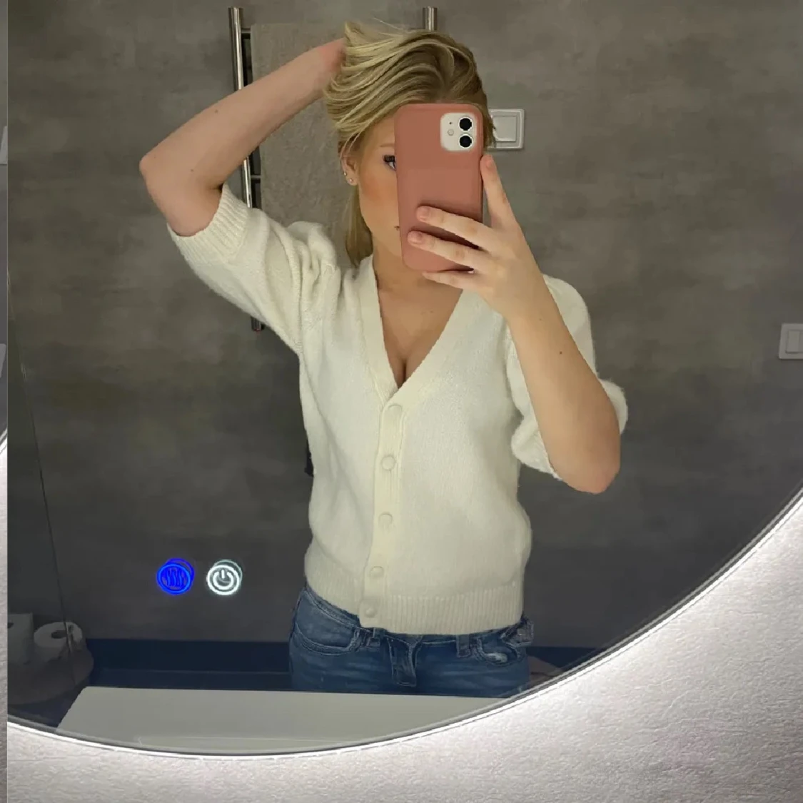 Vit stickad kofta med v-ringning - 1