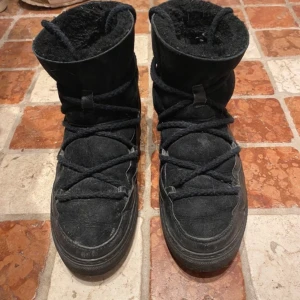 Inukii skor - Säljer dessa trendiga inukiiskor. De är använda, inte av mig men av henne jag köpte dem ifrån, så säljer därför lite billigare. Orginalförpackningen medkommer. Meddela gärna om du har några frågor!