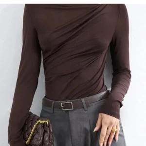 Brun omlott polotopp med drapering - Passar jättebra med en kjol o jeans 