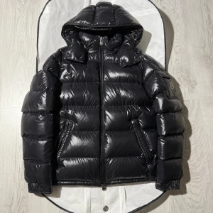  Moncler Maya  - Moncler Maya i size 3/m-L, skick 9/10 som ny, kvitto samt dustbag medföljer vid köp, ny årsmodell/ 2022, nypris 18000kr, vid funderingar hör av er.