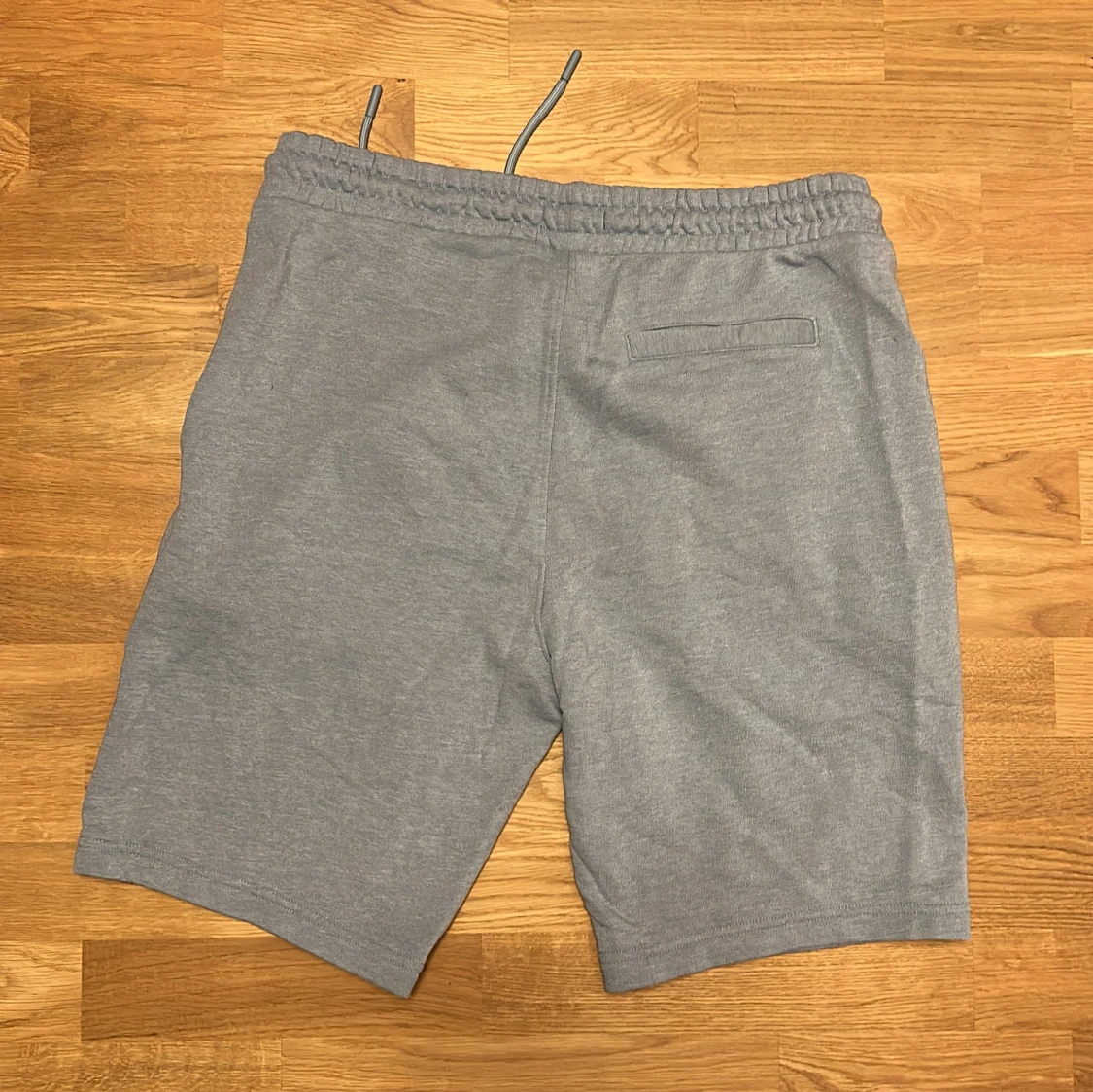 Ljusgrå mjukisshorts från Dressmann - 1