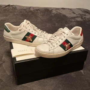 Gucci Skor - Hej! Säljer ett par gucci skor i storleken 42 skick använt skick skulle säga 7,5/10 köpte dessa nya i Stockholm för ca 8,8k för nått år sen, box tags följs med . Hör av er för mer info // 