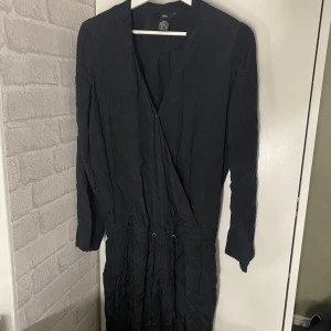 Byxdress - Svart byxdress med fickor på sidan, se bilder för mer info.