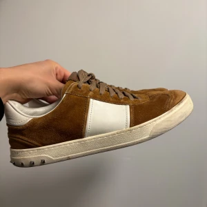 Valentino Flycrews Bruna - Snygga Valentino Flycrews i grymt skick! (Alla nitar kvar) ✅