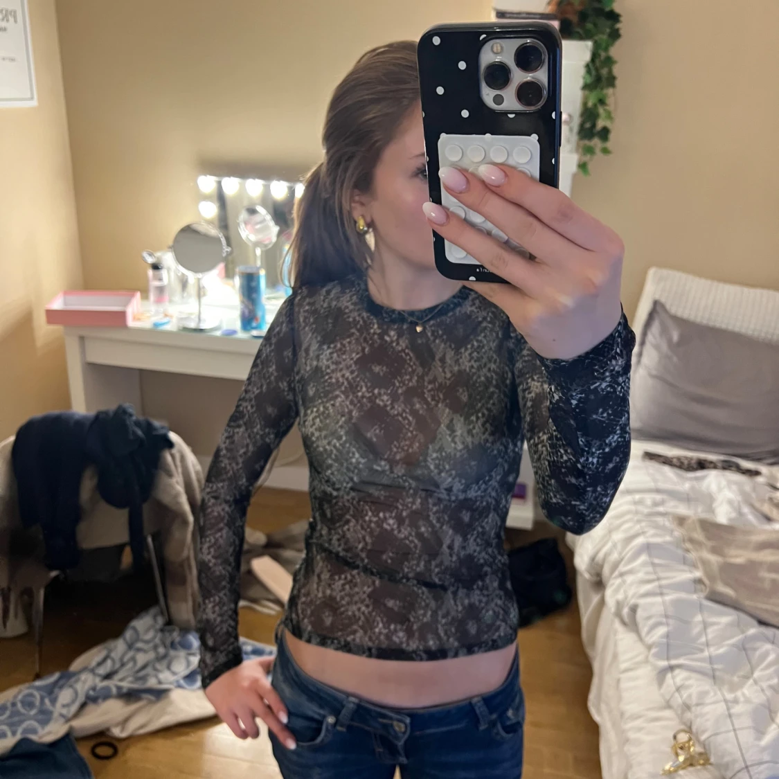 Svart mesh topp med ormmönster från H&M