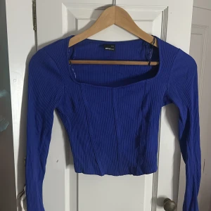 Blå ribbad topp från Gina Tricot - Säljer en snygg blå långärmad topp från Gina Tricot i storlek XXS. Toppen är ribbad med croppad passform och har en fyrkantig urringning. Materialet är mjukt och stretchigt, perfekt för att ge en cool och trendig look. Skit fin bara Användt 2 gånger och kommer inte till användning igen 😅💗