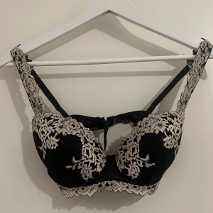 Intimissimi bh - Välanvänd, ytterst små defekter som syns på bilderna 