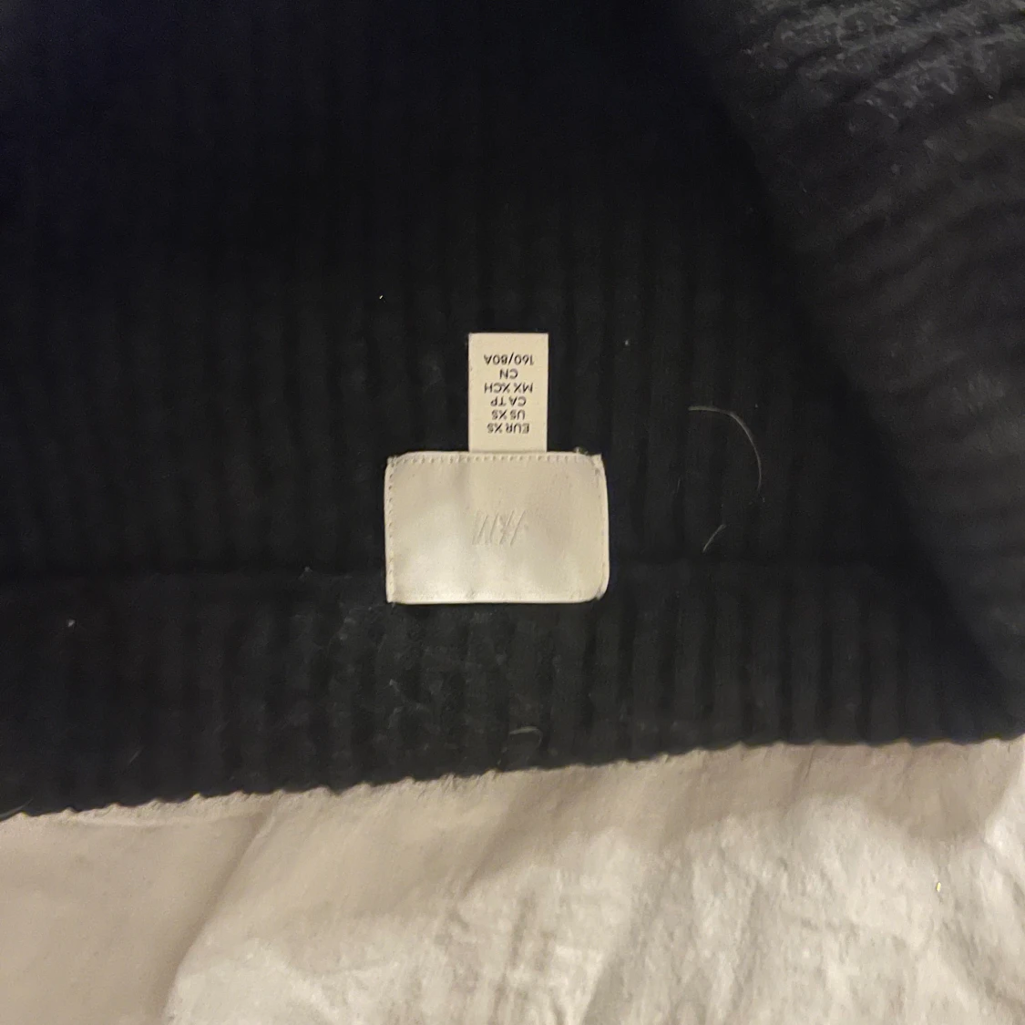 Svart stickad off shoulder topp från H&M - 1