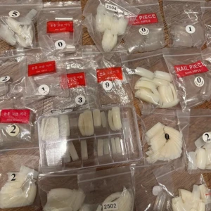 Stort set med lösnaglar i olika storlekar - Säljer ett mega-kit med lösnaglar i flera olika storlekar och former, förpackade i zip-påsar och en plastbox. Naglarna är mjölkvita och gjorda av plast, perfekta för att skapa egna nageldesigner hemma. Passar både till gel och akryl. Allt kommer från Korea.