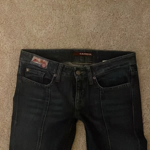Cambio Jeans  - Jättefina blåa Cambio jeans med en snygg söm hela vägen ned i mitten. Har sytt ut dem för de förut va skinny jeans men jag tycker bara det är en snygg detalj💕💕Säljer för jag ändå har ett par likadana💕💕💕