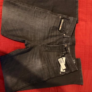 Svarta jeans från Diesel helt nya  - W31 L32  Helt Nya med pris lapp  diesel industry jeans. Inga defekter. 