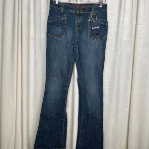 Levi Strauss Signature bootcut jeans - Mått: innerbensmått 73 cm Ytterbensmått 97 cm     Midjemått (mätt rakt över) 35 Cm Lårmått 19 cm   Grenmått 24 cm                                                                     Bra skick. Hör gärna av er vid frågor!                    Följ oss : Instagram a_wearuf                                                         TikTok : awearuf                                                                   (Nr2 ) 