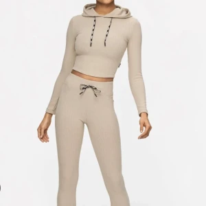 Beige tränings set - Säljer ett par beige ribbade mjukisbyxor från stronge, köpte det för 1400 men kan diskutera priset ytterligare. Väldigt bra skick. Kan passa XS/S.