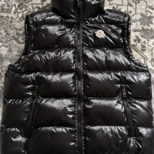 Moncler väst  - Säljer nu min moncler väst då den blivit för liten men den är som ny. Storleken är S
