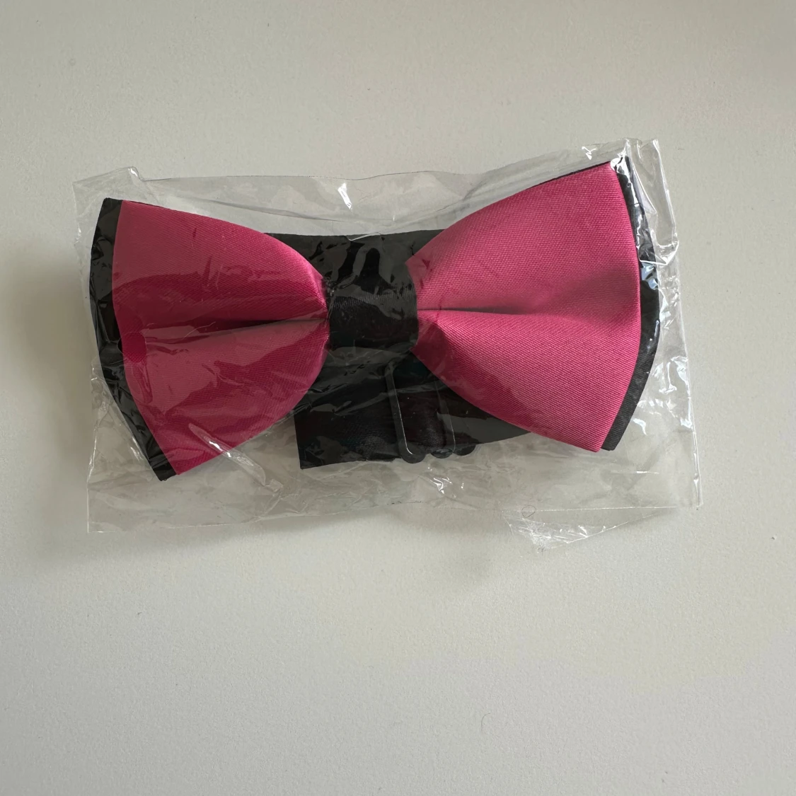 Svart och rosa fluga med justerbart band - 3