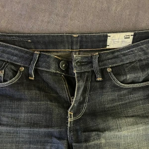 G-Star Raw bootcut lågmidjade jeans - Så snygga jeans från G-star Raw med låg midja. De är i storlek 29 men det brukar vanligtvis passa mig men dessa är för små och därför säljer jag. Skulle säga att de sitter mer som storlek 36. Perfekt färg nu inför hösten och vintern.