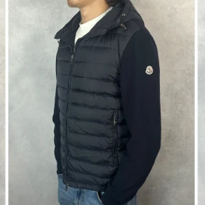 Moncler cardigan  - Säljer nu min moncler cardigan! Den är inköpt hos trendsellers och jag skickar med äkthetsintyg. Den är i storlek XL men sitter mer som en M/L! Inga defekter som hål eller likande och heller inga slitningar! Kan lösa mer bilder vid eftefrågan, finns det andra frågor är det bara att höra av sig! Priset är inte hugget i sten. 