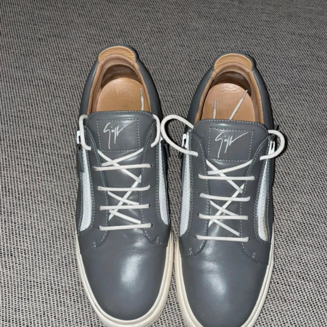 Grå sneakers från Giuseppe Zanotti