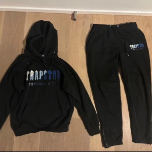Trapstar tracksuit - Har använt den försiktigt så det är inga skador eller slitage. En varm tracksuit. 