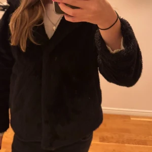 Svart pälsjacka med huva - Mysig svart pälsjacka med huva och lång ärm.  Den är från Zara och i storlek Xs🥰