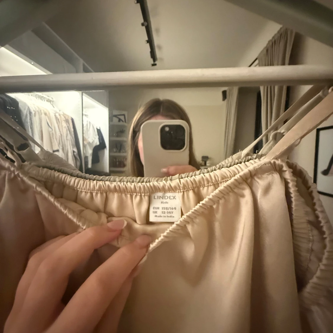 Champagnefärgad klänning från Lindex - 1