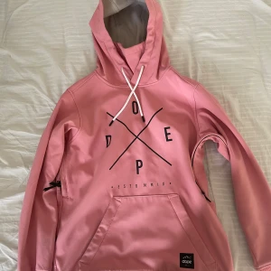 Dope skidjacka - Säljer denna skidjacka från Dope i storlek xxs. Den är andvänd mycket och har några små fläckar, men det är inget man tänker på. Skicka privat för flera bilder