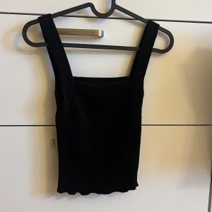 Svart ribbad topp från ASOS - Svart ribbad linnetopp från ASOS DESIGN