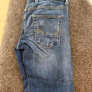 Jack Jons jeans - Säljer ett par Jack and Jons jeans i modellen slim/Glenn RETHINKING DENIM med slitage i storleken w30 L32