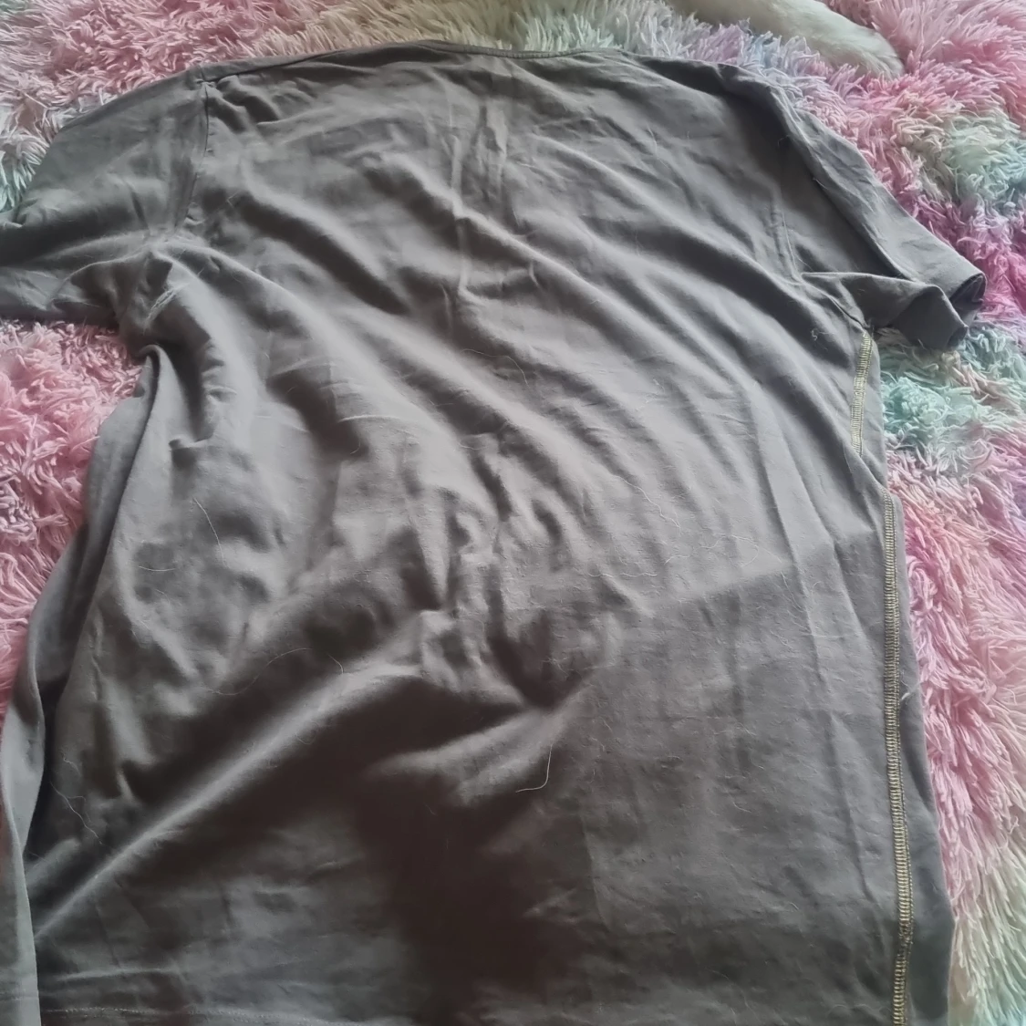 Grå t-shirt med konstnärligt tryck - 1