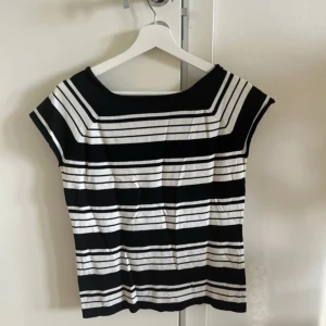 Randig topp - Randig topp i strl M. Mycket bra skick! Finns ingen lapp så vet ej varumärke!