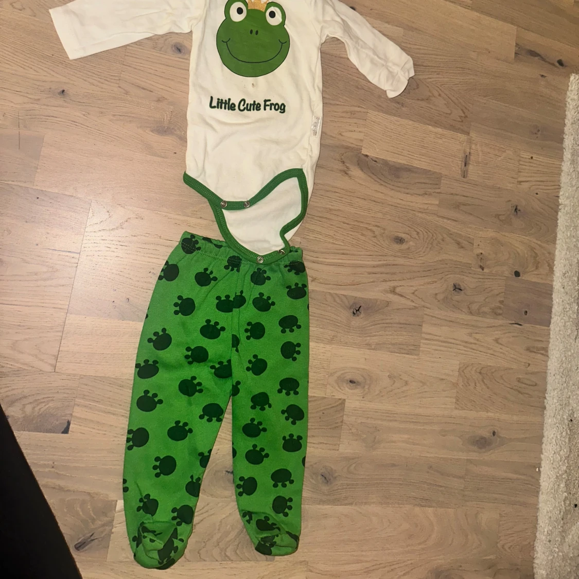 Grodset med Body, Byxor och Mössa