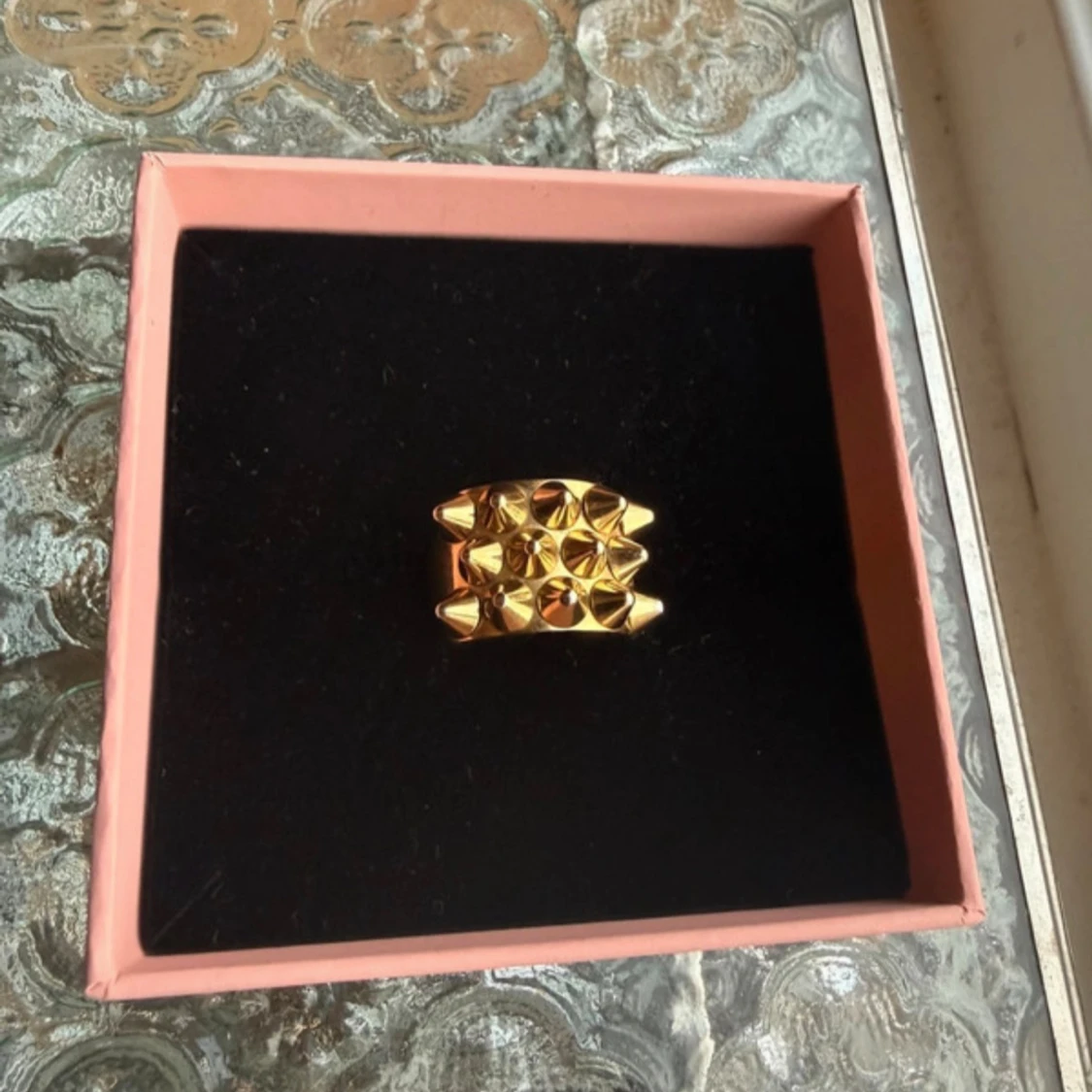 Guldig Edblad ring med nitar