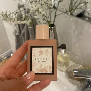 Gucci Bloom Eau de Toilette - Gucci Bloom Eau de Toilette 50 ml , i princip helt oanvänd, finns i Uppsala eller skickas! 500kr