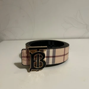 B Bälte Guld - Helt nya & högkvalitativa bälten till låga priser! Välj bland olika märken, mönster och färger. Vi fraktar din order så snabbt  som möjligt och vi ser till att ditt paket är säkert packat under frakt 🚚 
