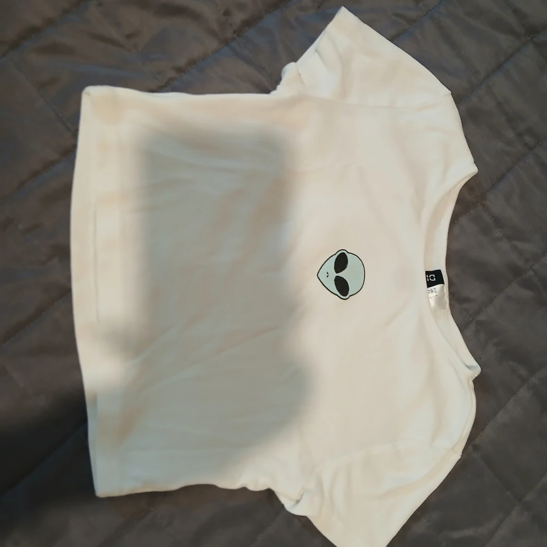 Vit croppad topp med alien-tryck - 2