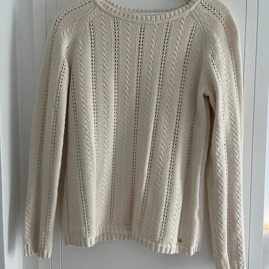 Beige stickad tröja med hålmönster