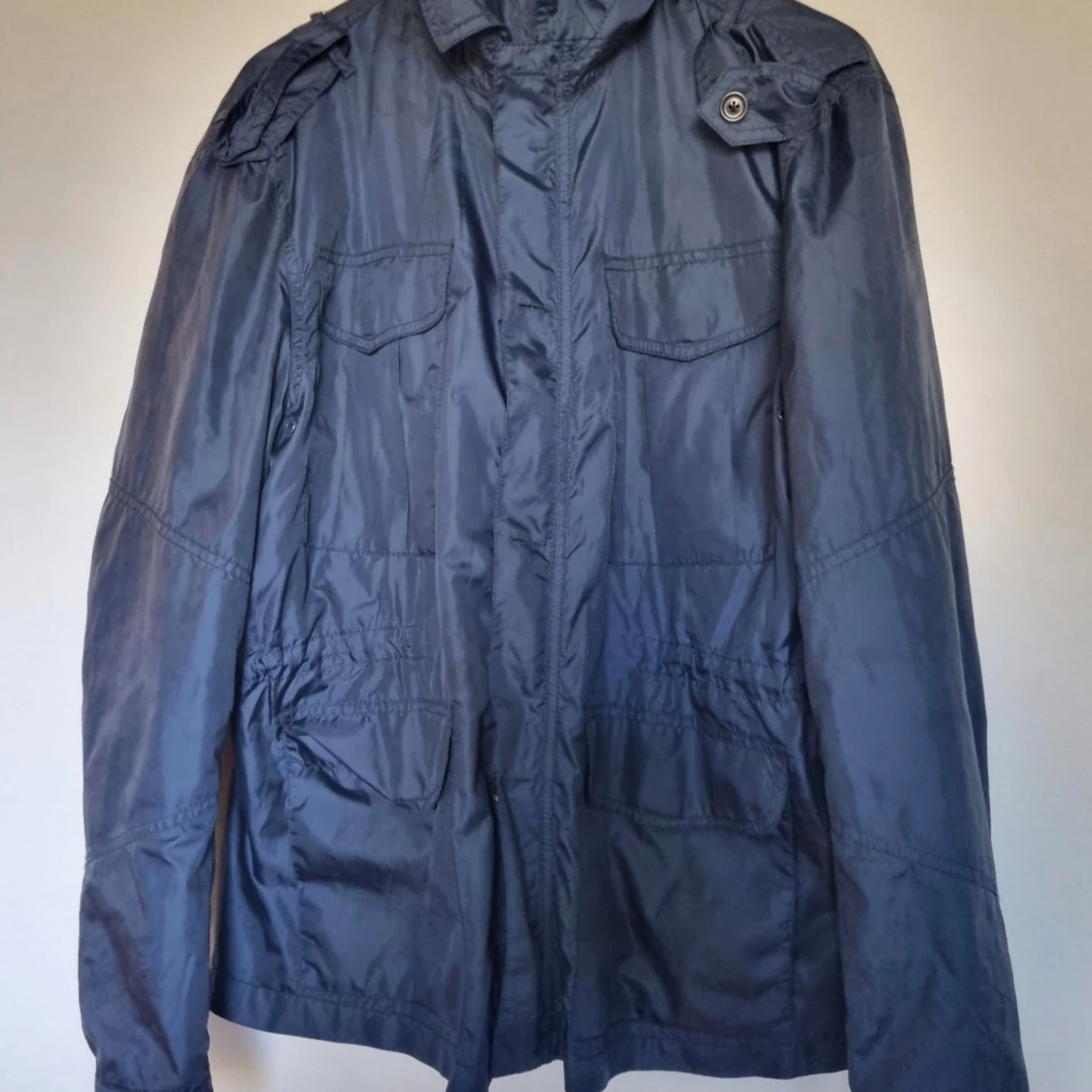 Mörkblå vindjacka från Acne