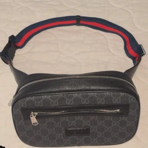 Svart midjeväska G - Svart midjeväska, helt nytt!