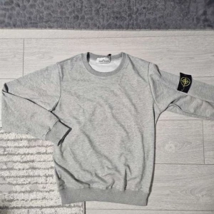 Grå stone island hoodie - Säljer en grå stone island hoodie i storlek S. Vid funderingar är det bara o höra av sig🥰