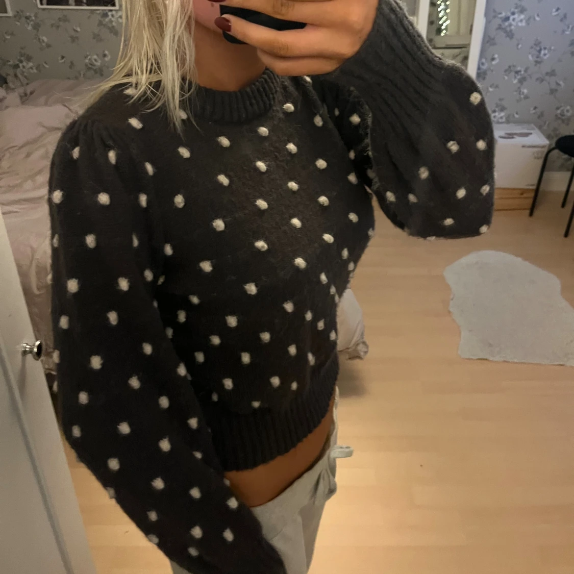 Mörkgrå prickig stickad tröja - 1