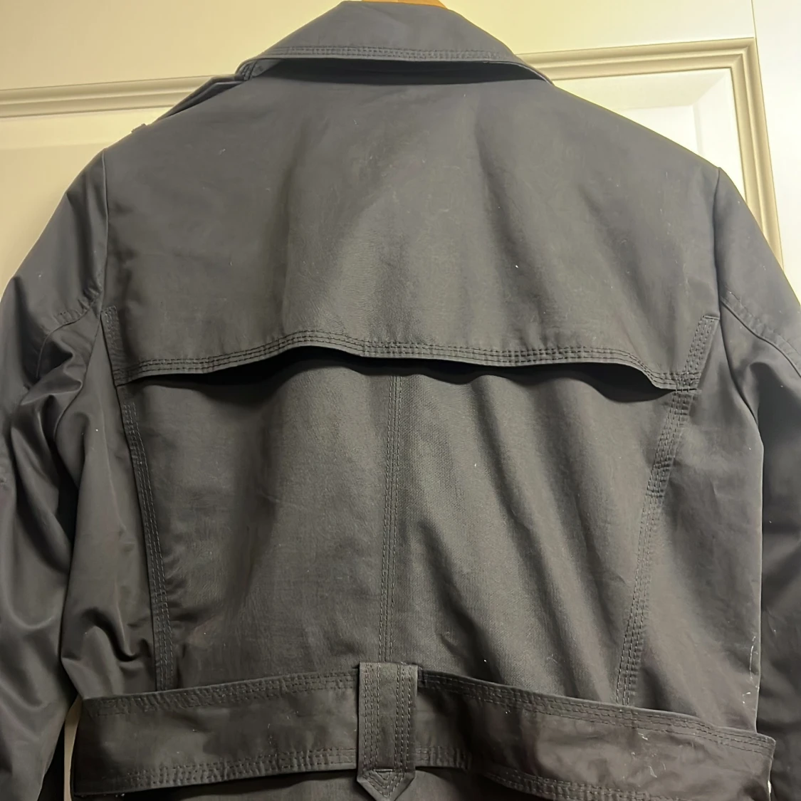 Svart trenchcoat från Esprit med bälte - 2