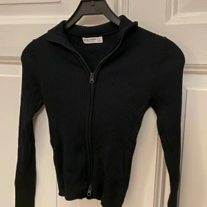 topp med dragkedja - Mörkblå topp från Stradivarius med dragkedja som går att knäppa hur mycket/lite man vill, endast använd några fåtal gånger!