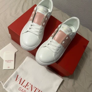 Valentino Open Studs Pink Rosa 39 EU Helt Nya ;D 😎 - Valentino Open i Rosa 39 med studs! Väldigt fräscha och coola skor med rosa verkligen wow 🎀☺️ skriv vid frågor eller funderingar jag svarar på vad som !! (om du har 38-39 EU storlek passar dem ;))