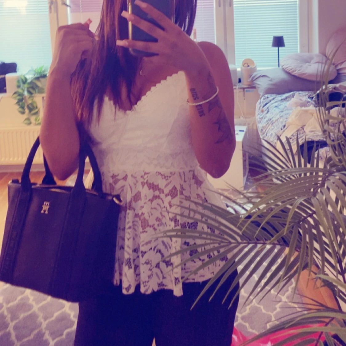 Vit spetsig linnetopp med volang