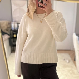 Stickad tröja från other stories  - Stickad tröja från other stories som är använd ca 2 gånger, strl S och är inte nopprig på något sett, de är alltså inga defekter🩷