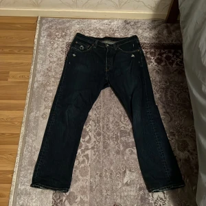 Levi's 501 mörkblå jeans straight fit - Säljer ett par klassiska Levi's 501 jeans i mörkblå tvätt med raka ben och fem fickor.  Midjan 31 längden 30