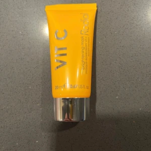 Rodial Vit C Brightening Mask 20ml - Fräsch och smidig tub med Rodial Vit C Brightening Mask, 20 ml. Masken kommer i en snygg orange förpackning med silverfärgat lock och är perfekt för att ge huden extra glow och lyster. Innehåller C-vitamin för en klarare hudton.