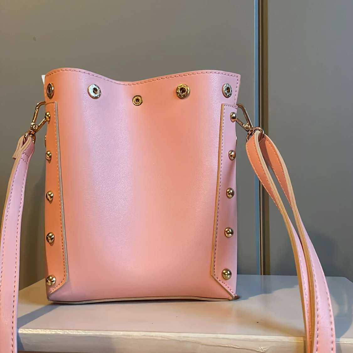 Rosa axelväska från Alice Bizous - 1