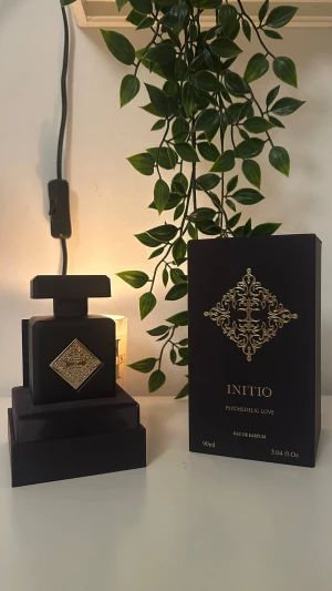 Initio Psychedelic Love 90ml EdP - Initio Psychedelic Love Eau de Parfum i lyxig 90ml flaska. Snygg design och exklusiv känsla – perfekt för dig som vill sticka ut med något unikt i parfymhyllan.