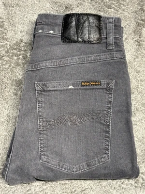 Gråa Nudie Jeans - Gråa Nudie Jeans||Skick 9/10||Storlek 28/30||Modell Skinny ||Skriv vid minsta intresse||